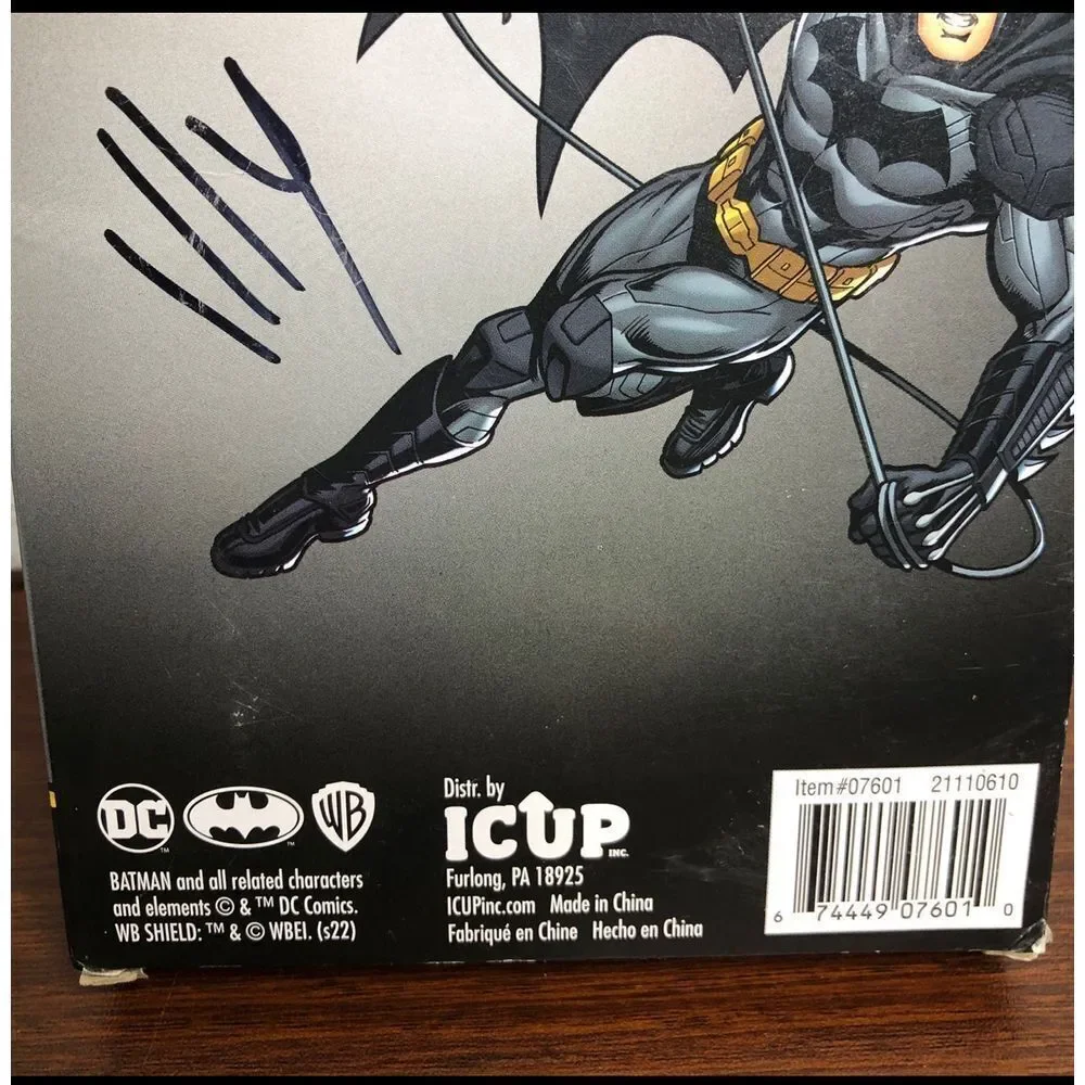 DC Batman insignia‎ Logo Ice Cube Tray - Makes 12 Cubes - New